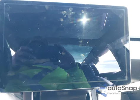 2018 Tesla Model 3 Long Range/Mid Range z USA, uszkodzony, nr VIN 5YJ3E1EA3JF007842